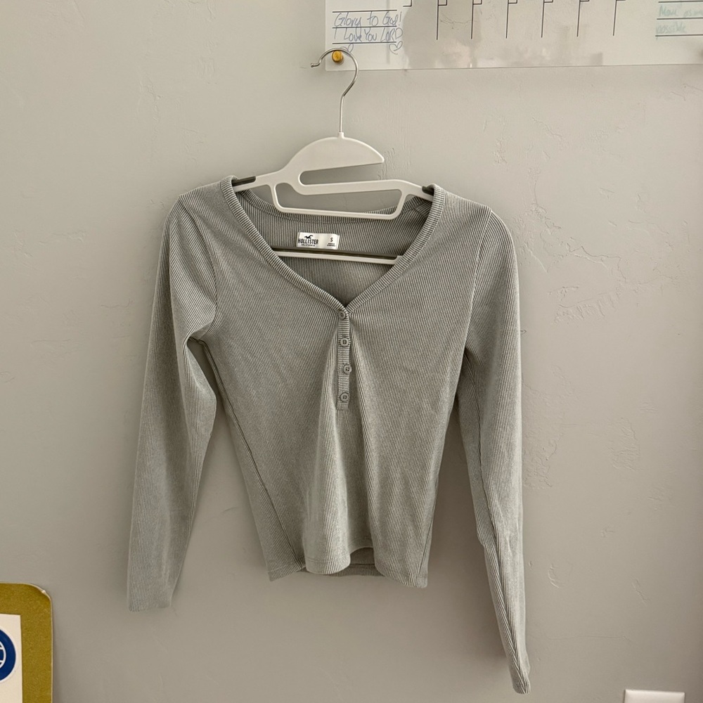 NEVER WORN Hollister Light Gray Small Ribbed Long Sleeve Button-Up Crop Tee